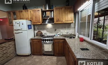 Casa en buen estado de 4 amb. c/fondo libre y cochera, Temperley Este