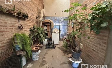 Casa en buen estado de 4 amb. c/fondo libre y cochera, Temperley Este