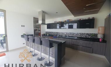 HURBAN RENTA amplia  casa en La Herradura SIN AMUEBLAR