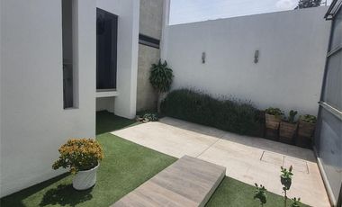 HURBAN RENTA amplia  casa en La Herradura SIN AMUEBLAR