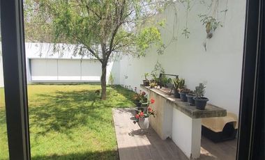 HURBAN RENTA amplia  casa en La Herradura SIN AMUEBLAR