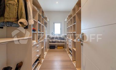 Casa en La Lomada sobre lote central – 3 cuartos en suite  Diseño moderno