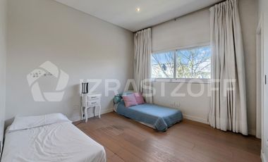 Casa en La Lomada sobre lote central – 3 cuartos en suite  Diseño moderno