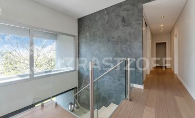 Casa en La Lomada sobre lote central – 3 cuartos en suite  Diseño moderno