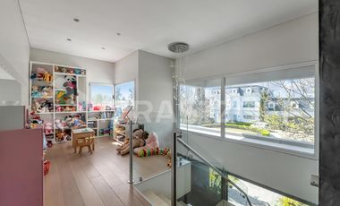 Casa en La Lomada sobre lote central – 3 cuartos en suite  Diseño moderno