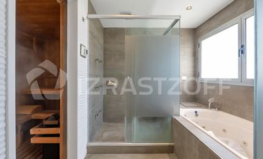 Casa en La Lomada sobre lote central – 3 cuartos en suite  Diseño moderno