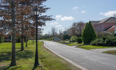 Casa en La Lomada sobre lote central – 3 cuartos en suite  Diseño moderno