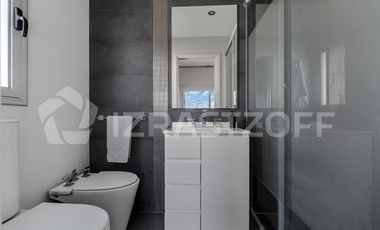 Casa en La Lomada sobre lote central – 3 cuartos en suite  Diseño moderno