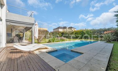 Casa en La Lomada sobre lote central – 3 cuartos en suite  Diseño moderno