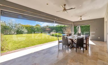 Casa en La Lomada sobre lote central – 3 cuartos en suite  Diseño moderno