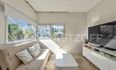 Casa en La Lomada sobre lote central – 3 cuartos en suite  Diseño moderno