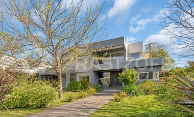 Casa en La Lomada sobre lote central – 3 cuartos en suite  Diseño moderno