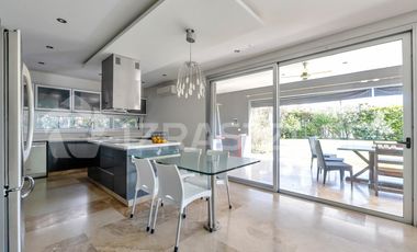 Casa en La Lomada sobre lote central – 3 cuartos en suite  Diseño moderno