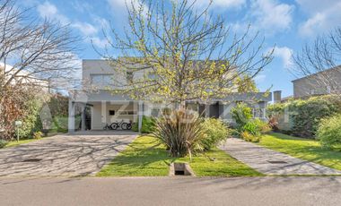 Casa en La Lomada sobre lote central – 3 cuartos en suite  Diseño moderno