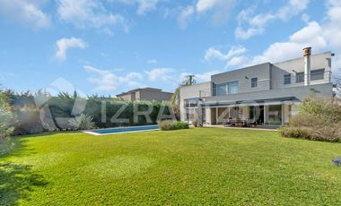 Casa en La Lomada sobre lote central – 3 cuartos en suite  Diseño moderno
