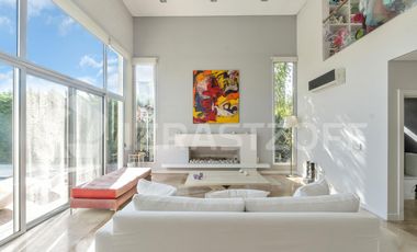 Casa en La Lomada sobre lote central – 3 cuartos en suite  Diseño moderno