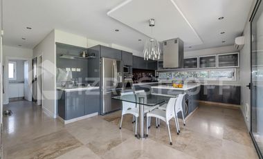 Casa en La Lomada sobre lote central – 3 cuartos en suite  Diseño moderno