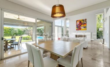 Casa en La Lomada sobre lote central – 3 cuartos en suite  Diseño moderno