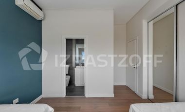 Casa en La Lomada sobre lote central – 3 cuartos en suite  Diseño moderno