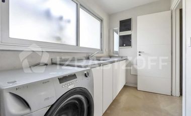 Casa en La Lomada sobre lote central – 3 cuartos en suite  Diseño moderno