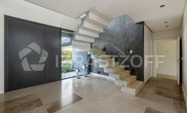 Casa en La Lomada sobre lote central – 3 cuartos en suite  Diseño moderno