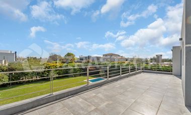 Casa en La Lomada sobre lote central – 3 cuartos en suite  Diseño moderno