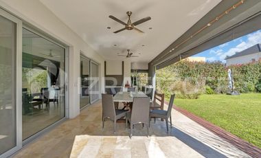 Casa en La Lomada sobre lote central – 3 cuartos en suite  Diseño moderno