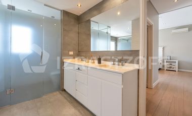 Casa en La Lomada sobre lote central – 3 cuartos en suite  Diseño moderno