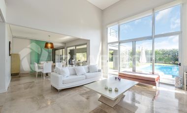 Casa en La Lomada sobre lote central – 3 cuartos en suite  Diseño moderno