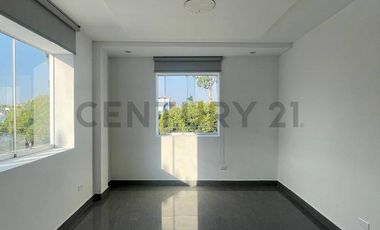 CASA DE 3 PISOS + AZOTEA EN VENTA FRENTE A PARQUE – LOS CEDROS DE VILLA