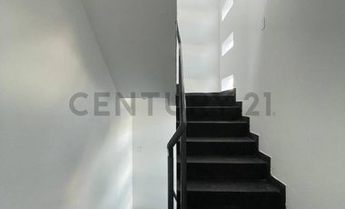 CASA DE 3 PISOS + AZOTEA EN VENTA FRENTE A PARQUE – LOS CEDROS DE VILLA