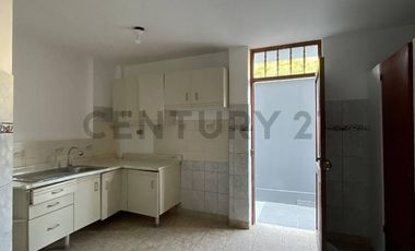 CASA DE 3 PISOS + AZOTEA EN VENTA FRENTE A PARQUE – LOS CEDROS DE VILLA