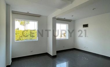 CASA DE 3 PISOS + AZOTEA EN VENTA FRENTE A PARQUE – LOS CEDROS DE VILLA