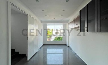 CASA DE 3 PISOS + AZOTEA EN VENTA FRENTE A PARQUE – LOS CEDROS DE VILLA