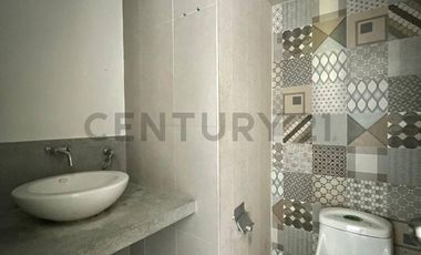 CASA DE 3 PISOS + AZOTEA EN VENTA FRENTE A PARQUE – LOS CEDROS DE VILLA