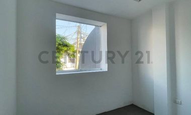 CASA DE 3 PISOS + AZOTEA EN VENTA FRENTE A PARQUE – LOS CEDROS DE VILLA