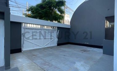 CASA DE 3 PISOS + AZOTEA EN VENTA FRENTE A PARQUE – LOS CEDROS DE VILLA