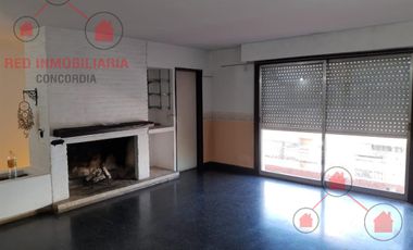 PH compuesto por un local en planta baja y un departamento en planta alta.-