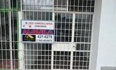 PH compuesto por un local en planta baja y un departamento en planta alta.-