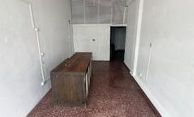 PH compuesto por un local en planta baja y un departamento en planta alta.-