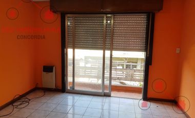 PH compuesto por un local en planta baja y un departamento en planta alta.-