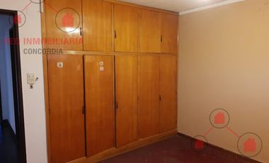 PH compuesto por un local en planta baja y un departamento en planta alta.-