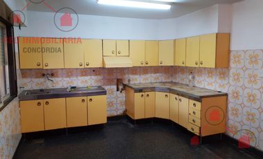 PH compuesto por un local en planta baja y un departamento en planta alta.-