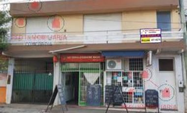 PH compuesto por un local en planta baja y un departamento en planta alta.-