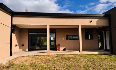 Casa a Estrenar Los Bretes Colón