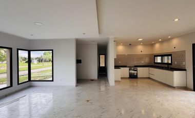 Casa a Estrenar Los Bretes Colón
