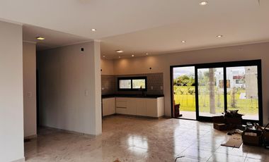Casa a Estrenar Los Bretes Colón