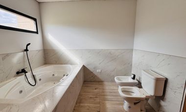 Casa a Estrenar Los Bretes Colón