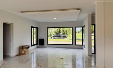 Casa a Estrenar Los Bretes Colón