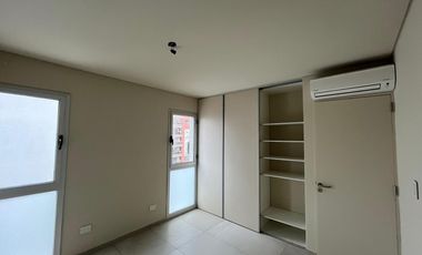 Venta - 3 ambientes de categoría - Cochera cubierta - 87 m2 - Plaza Conesa, Quilmes.